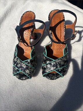 CHIE MIHARA Floral Navy and Teal Women's Open-Toe Block Sandals